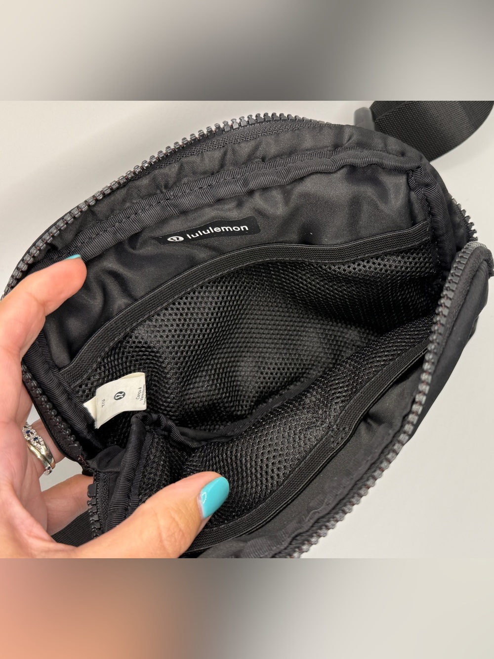 Lululemon Everywhere Belt Bag 1L Black Silver Hardware Extended Strap - Picture 4 of 6